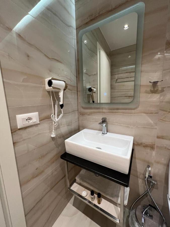 Leon - Front Hotell